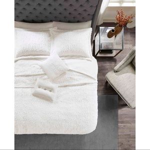 Brand New Faux Fur 5pc Comforter Set (Unopened)